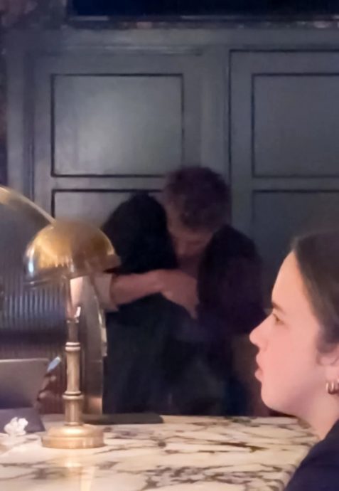 晚上搂奥斯汀白天牵哈利 柔伊克拉维兹左右逢源掀议