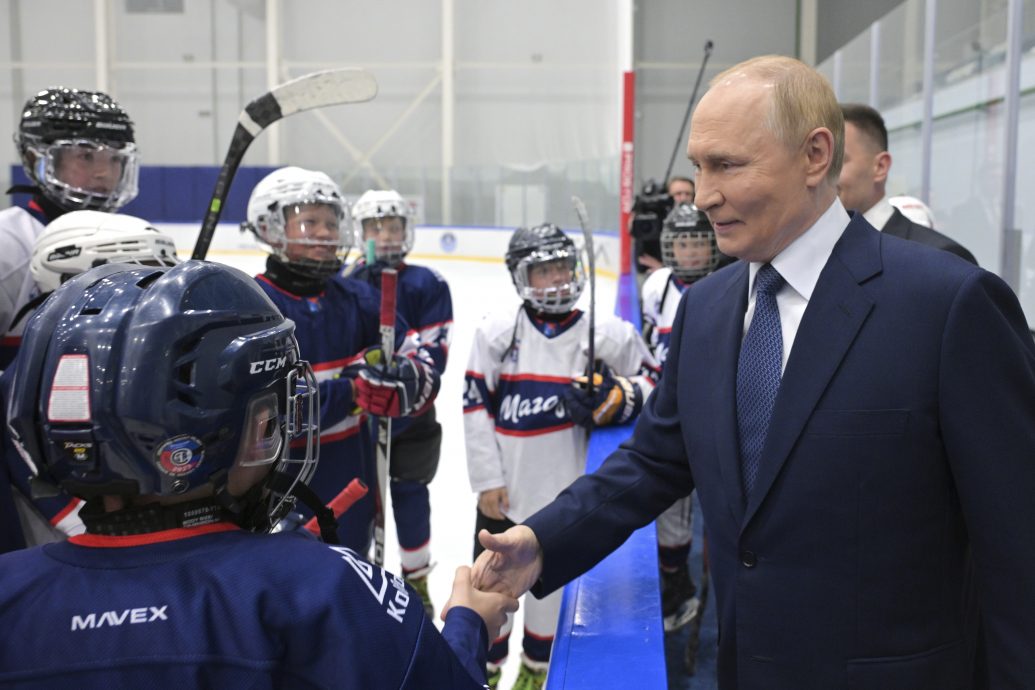 普汀在与特朗普会晤前和后 视察远东