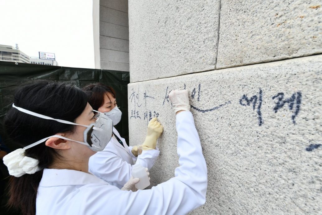 景福宫涂鸦写下“特朗普总统”　韩国79岁男被捕遭送医 