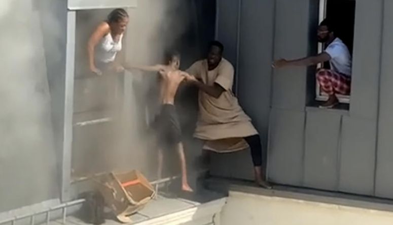 男人英勇爬上六楼阳台   救一家六口出火海