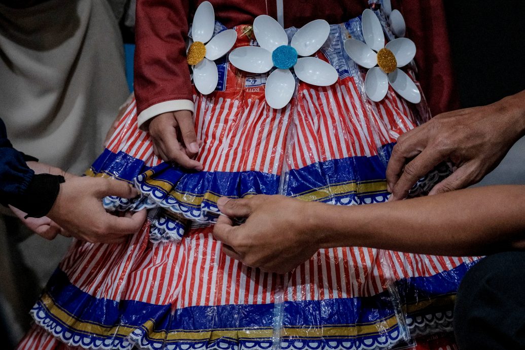 **暖势力**全国：暖势力（必下）：母回收面包袋拼成国庆衣裙  女时装比赛惊艳全场