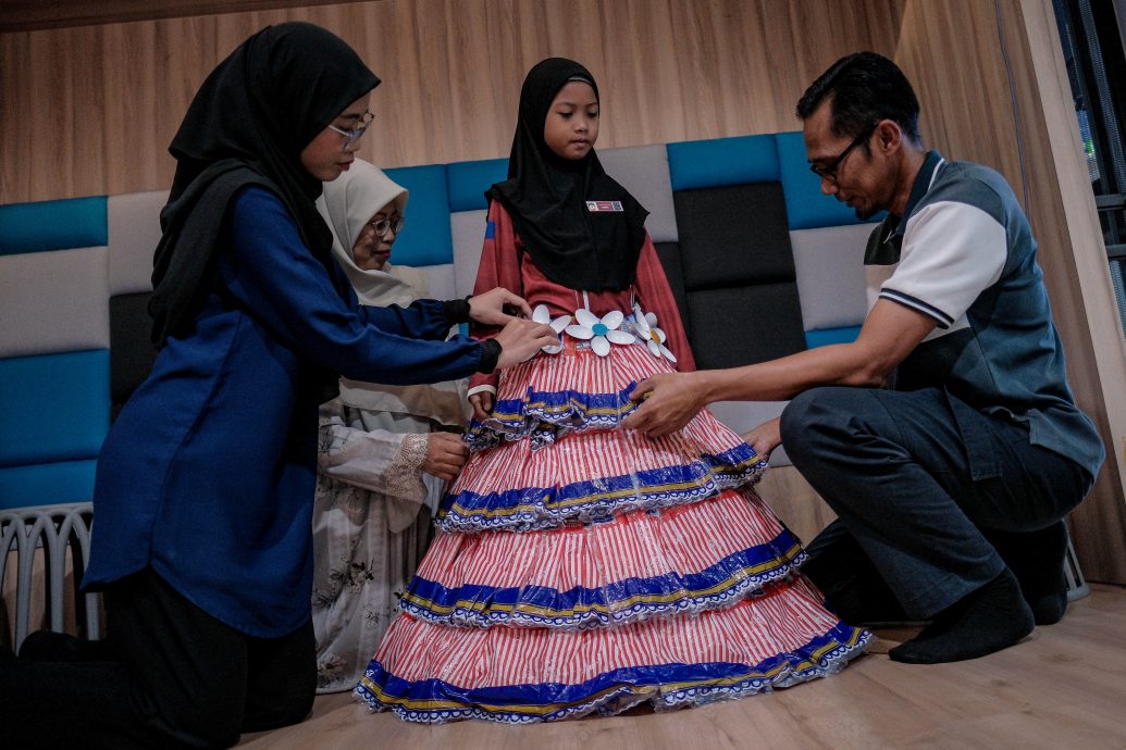 **暖势力**全国：暖势力（必下）：母回收面包袋拼成国庆衣裙  女时装比赛惊艳全场