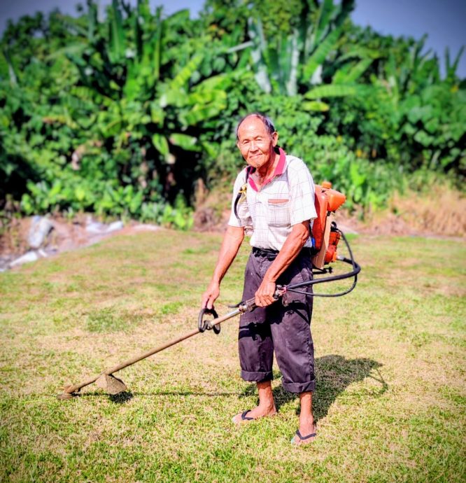 暖势力︱乐龄志工朱绍均 用双手守护社区环境