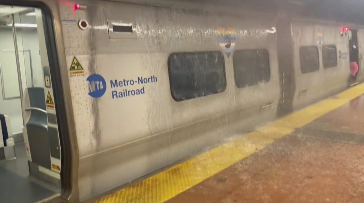 暴雨狂炸美东 逾千航班取消铁路停摆