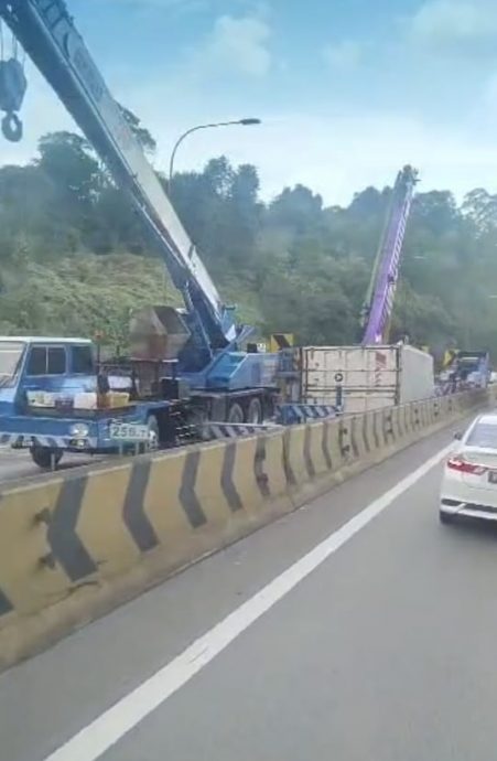 更新／南北大道拖格罗里翻覆司机伤 江沙朝北路段仍大塞车