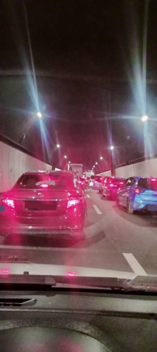 更新／南北大道拖格罗里翻覆司机伤 江沙朝北路段仍大塞车