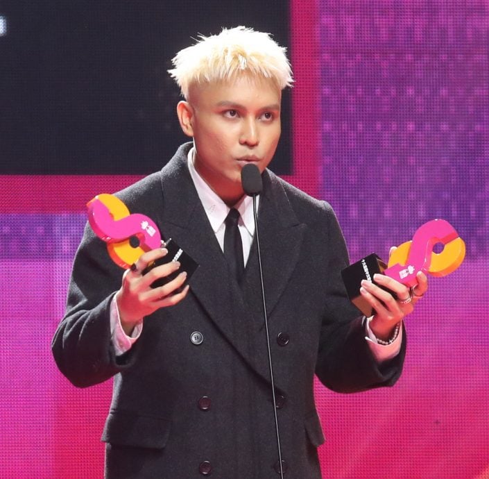 最霸娱乐盛典|与培永大颖同夺4奖 菲道尔拍大合照“不见”了