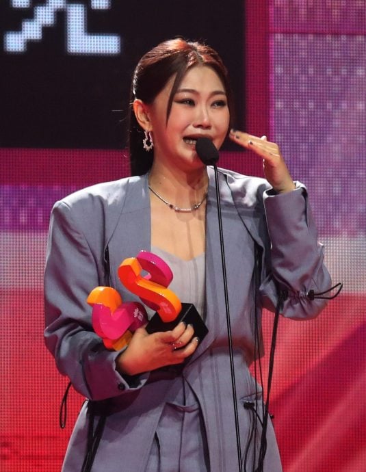 最霸娱乐盛典|与培永大颖同夺4奖 菲道尔拍大合照“不见”了