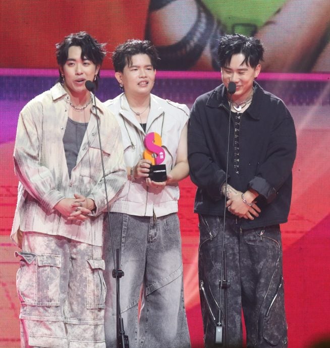 最霸娱乐盛典|与培永大颖同夺4奖 菲道尔拍大合照“不见”了