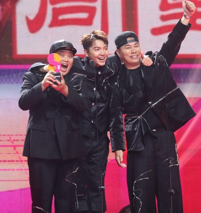 最霸娱乐盛典|与培永大颖同夺4奖 菲道尔拍大合照“不见”了