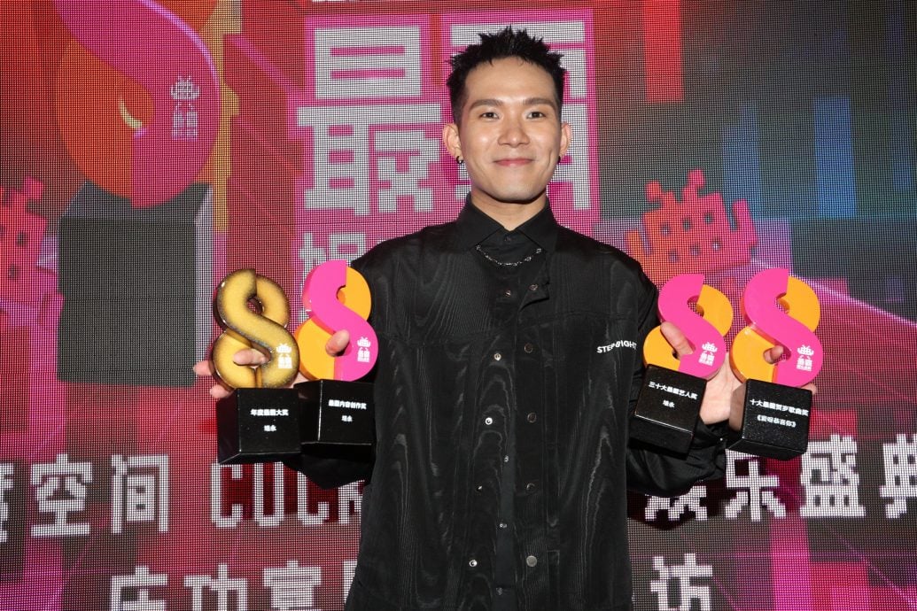 最霸娱乐盛典|与培永大颖同夺4奖 菲道尔拍大合照“不见”了