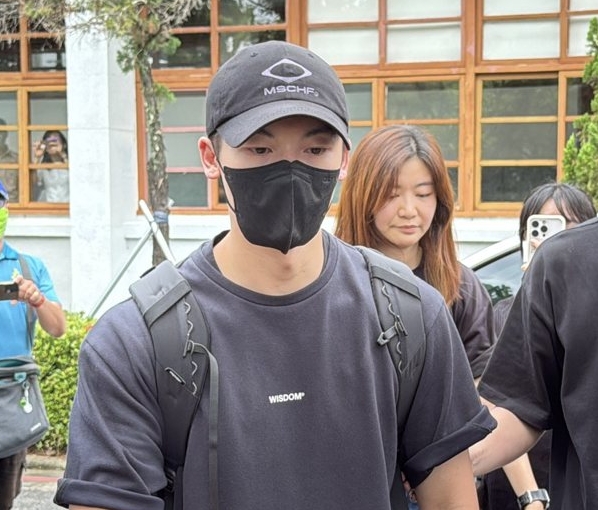 服役1年正式退伍 许光汉获“许太太”等候迎接	