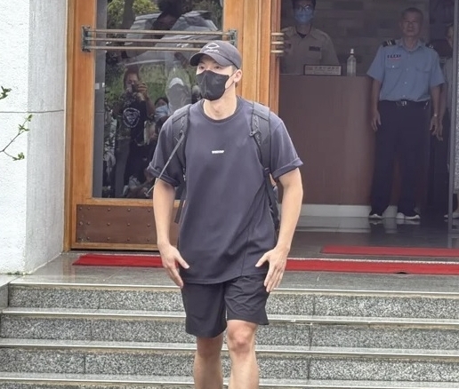 服役1年正式退伍 许光汉获“许太太”等候迎接	