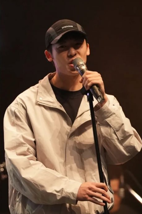 服役1年正式退伍 许光汉获“许太太”等候迎接	