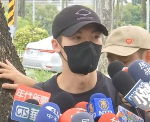 服役1年正式退伍 许光汉获“许太太”等候迎接	