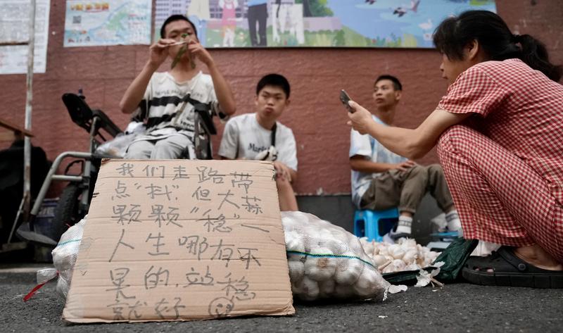 未签 拼盘 裂缝中「发芽」 脑瘫青年卖蒜求开人生之花