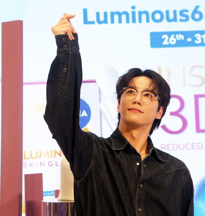 李濬荣来马为护肤品站台 被热情粉丝包围狂送“爱心”