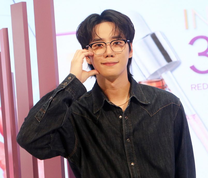 李濬荣来马为护肤品站台 被热情粉丝包围狂送“爱心”