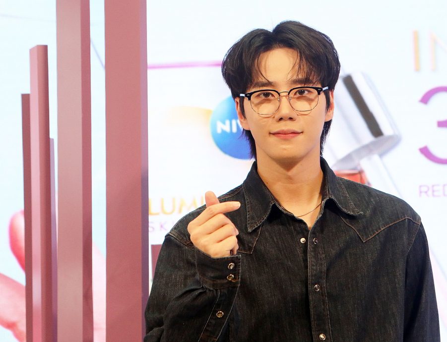 李濬荣来马为护肤品站台 被热情粉丝包围狂送“爱心”