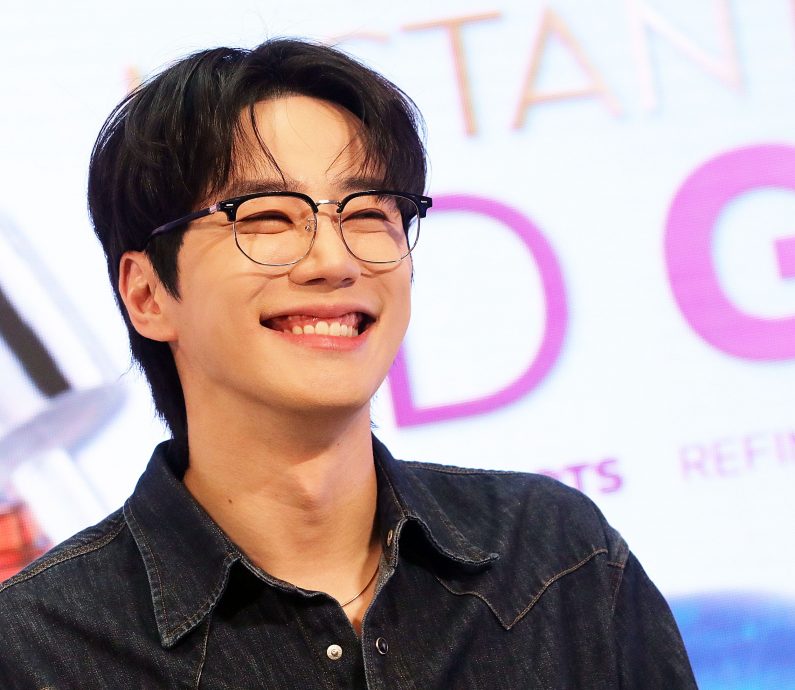 李濬荣来马为护肤品站台 被热情粉丝包围狂送“爱心”