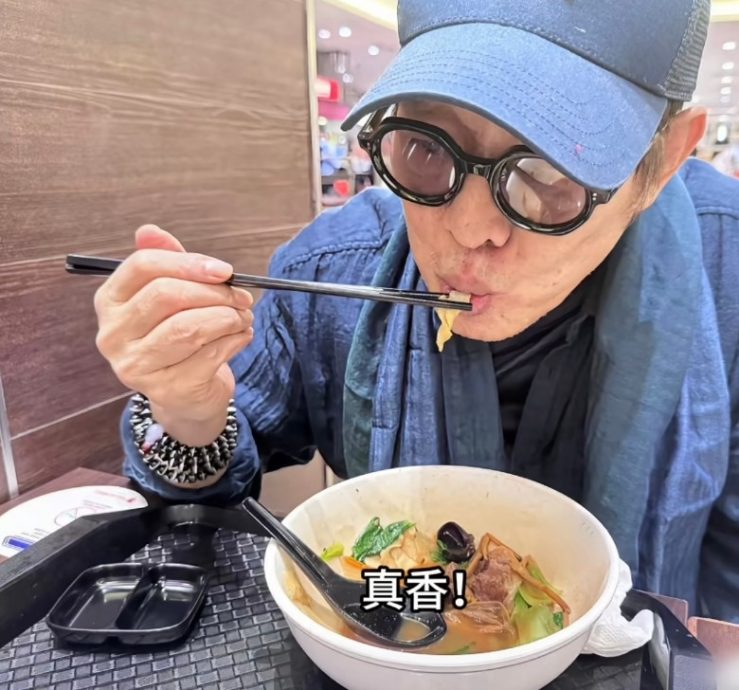 李连杰手术过程曝光　幽默称脖子新添酷大文身