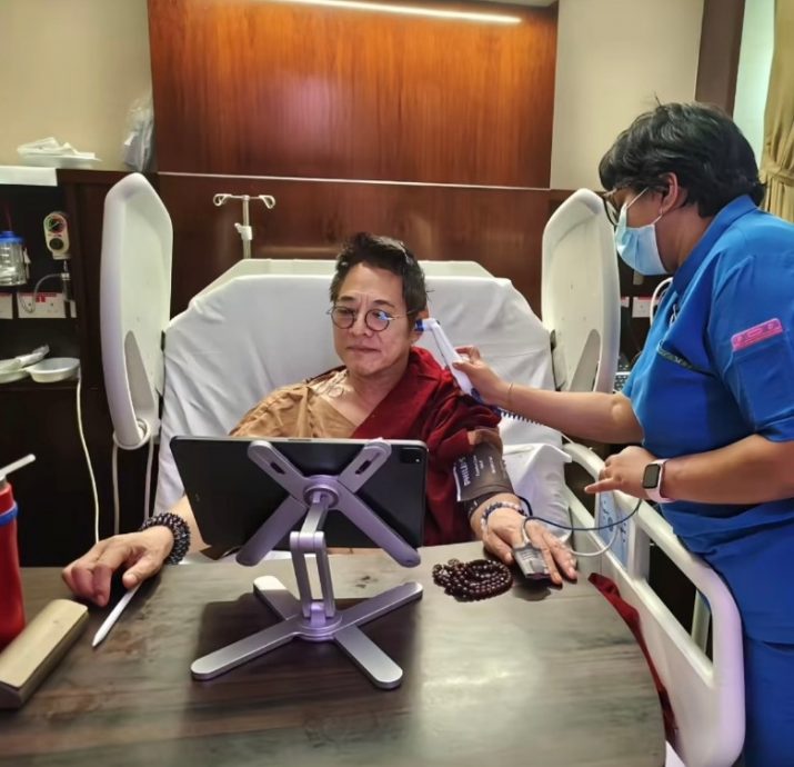 李连杰手术过程曝光　幽默称脖子新添酷大文身