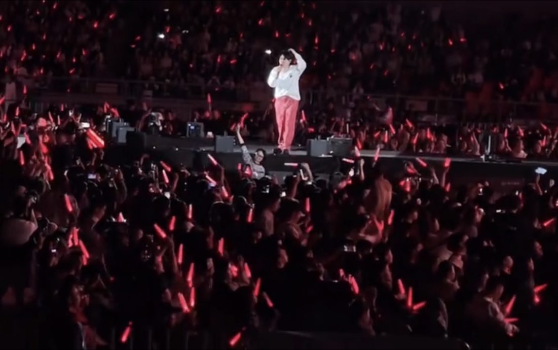 杨宗纬青海开唱爆意外　踩空跌落2公尺舞台吓坏观众