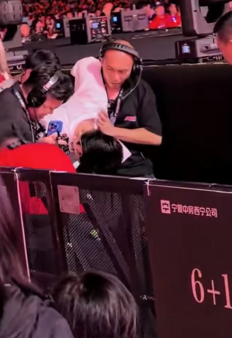 杨宗纬青海开唱爆意外　踩空跌落2公尺舞台吓坏观众