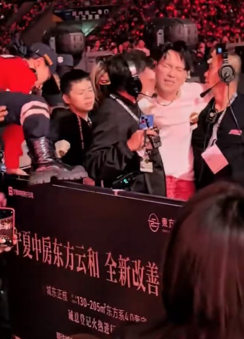 杨宗纬青海开唱爆意外　踩空跌落2公尺舞台吓坏观众