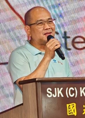 柔04头 :本报活动:“亮睛睛、看清清”全国小学护眼运动巡回列车开到国光二校