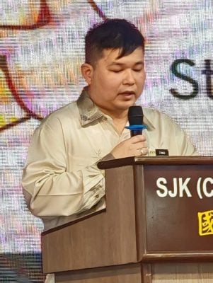 柔04头 :本报活动:“亮睛睛、看清清”全国小学护眼运动巡回列车开到国光二校