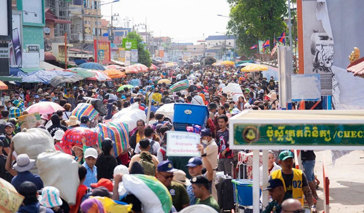 柬泰爆发冲突至今 逾80万柬公民返乡