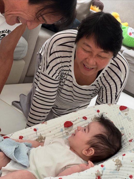 梁家辉幺女洗版式晒娃 爷孙对望灿笑超有爱