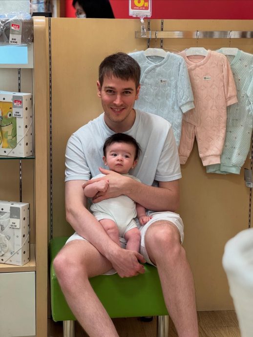 梁家辉幺女洗版式晒娃 爷孙对望灿笑超有爱