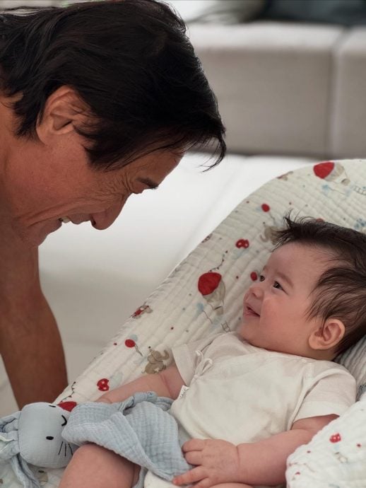 梁家辉幺女洗版式晒娃 爷孙对望灿笑超有爱