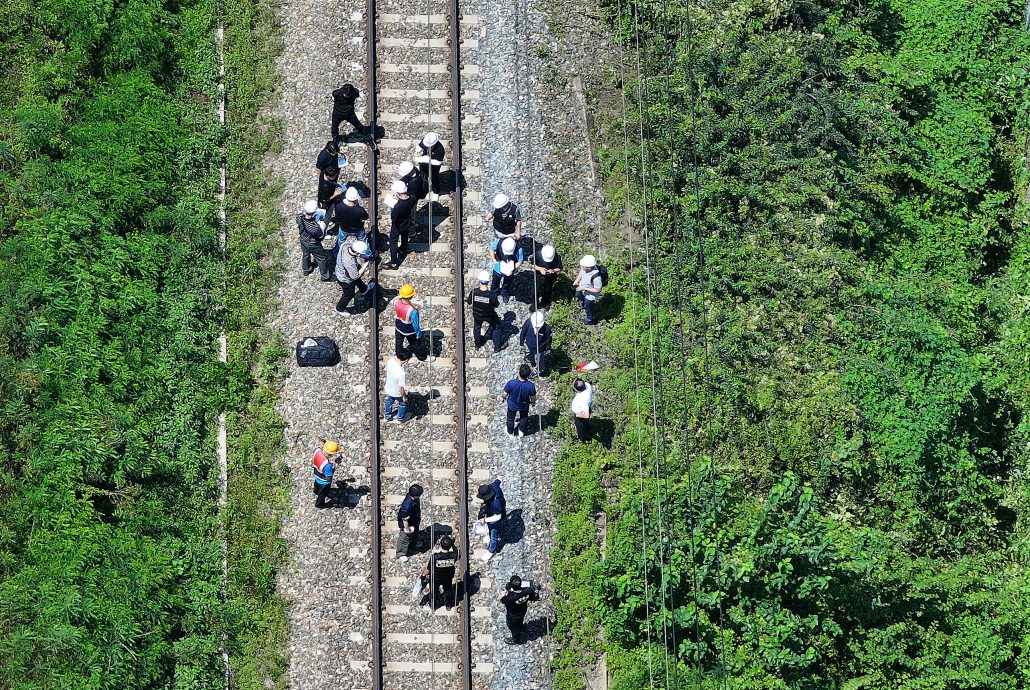 检修铁道边坡遭火车撞上 韩国工人2死5伤
