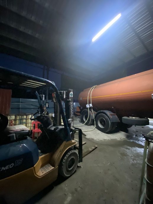 橡胶局警方联手 甘文丁侦破非法抽乳胶活动