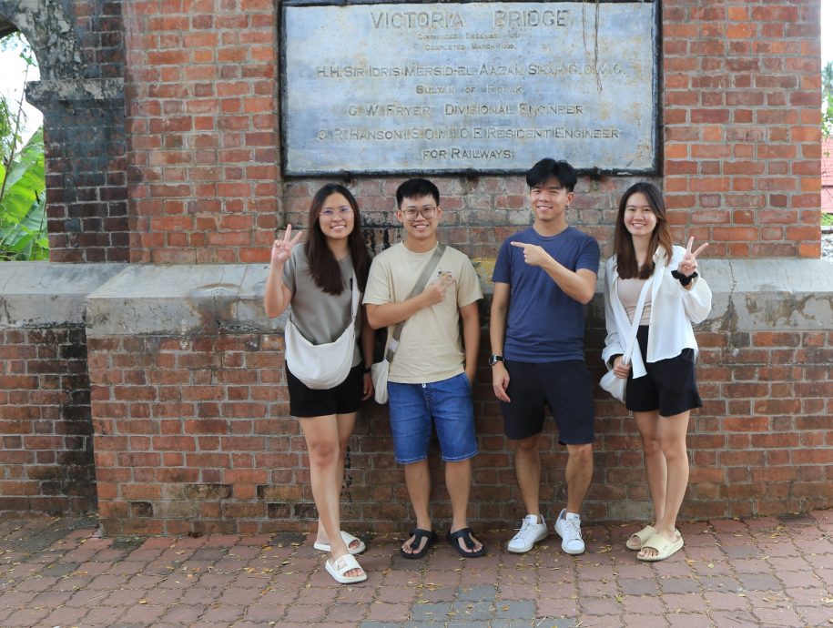 欢庆国庆迎游客 维多利亚桥成打卡热点