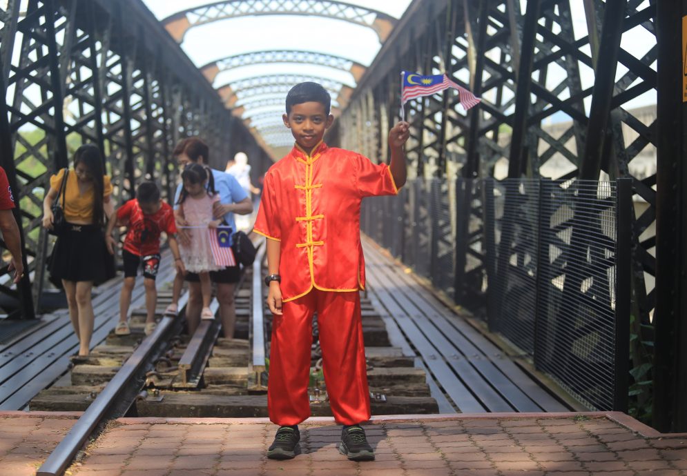 欢庆国庆迎游客 维多利亚桥成打卡热点