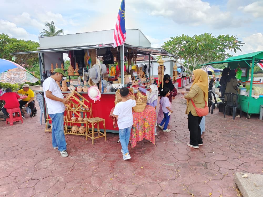 欢庆国庆迎游客 维多利亚桥成打卡热点