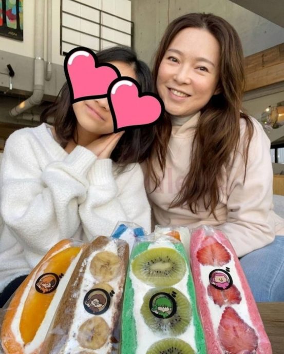 欧倩怡爆女儿转校情绪崩溃 跪地抱腿哭喊“不要上学”