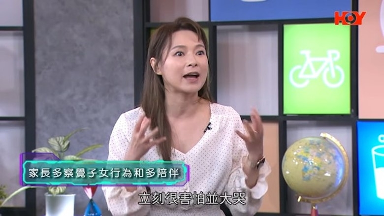 欧倩怡爆女儿转校情绪崩溃 跪地抱腿哭喊“不要上学”