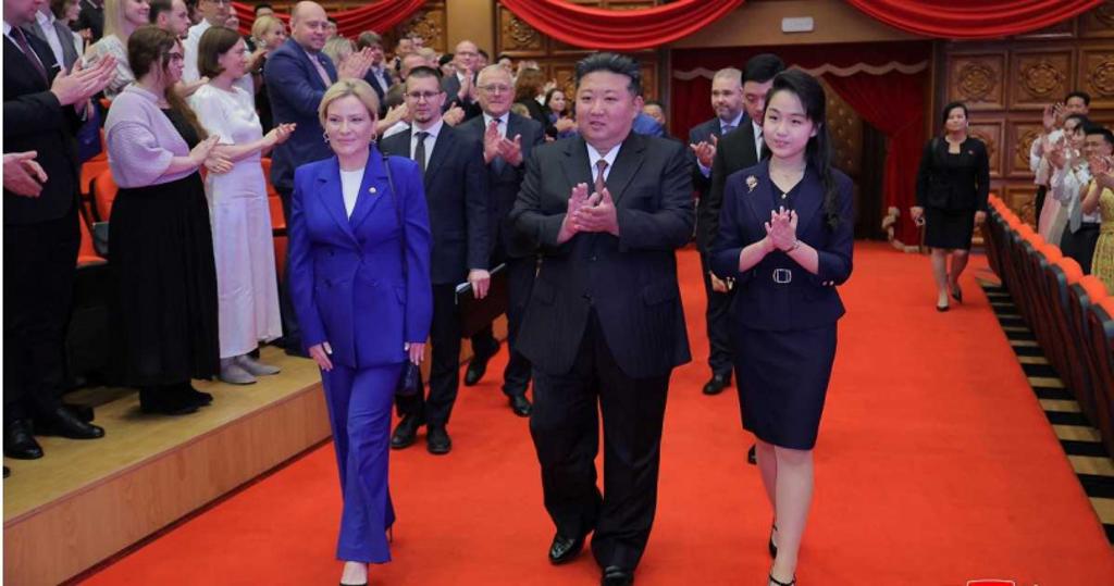 母亲也要往后站!金主爱站位有玄机 疑已成朝鲜“钦定接班人”