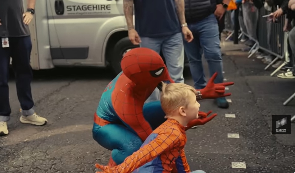 汤贺兰4披蜘蛛人战服 纽约街头扯断坦克车门把手