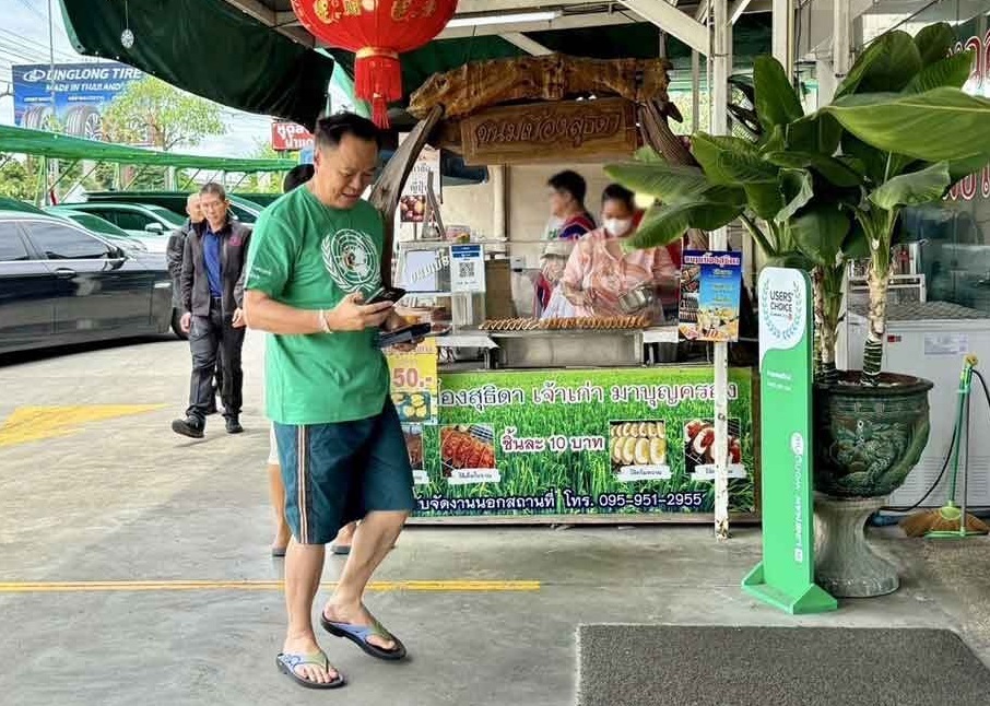 泰两大政党争相位 阿努廷悠哉品卤鹅