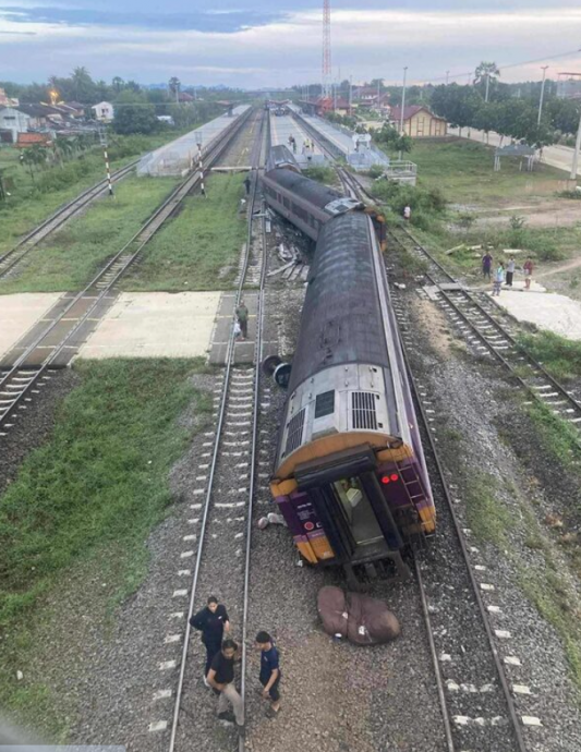 泰国火车出轨“暴冲撞月台”车厢歪斜至少9伤