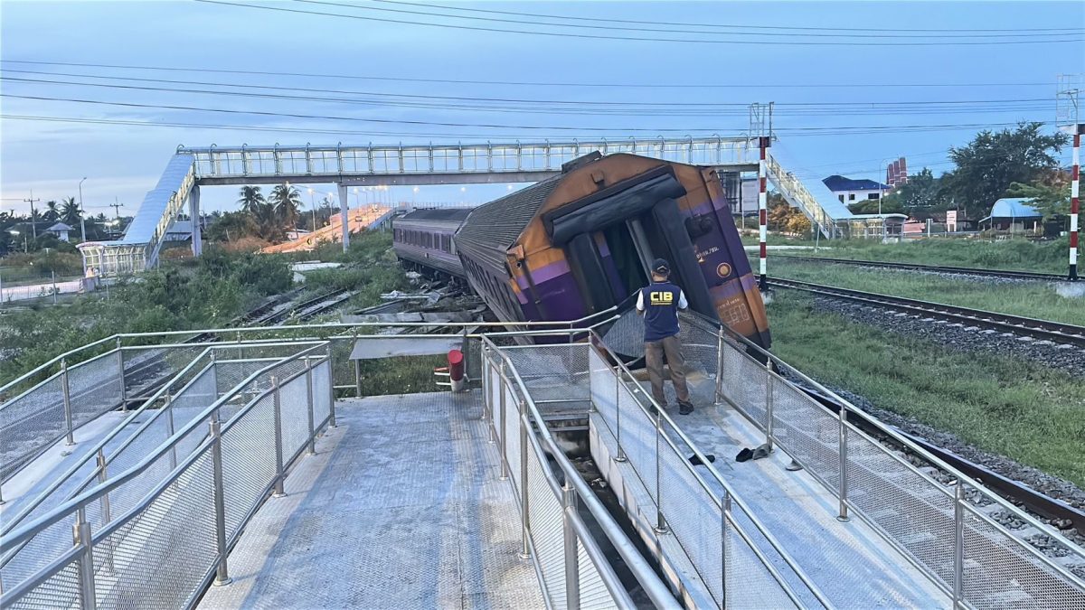 泰国火车出轨“暴冲撞月台”车厢歪斜至少9伤