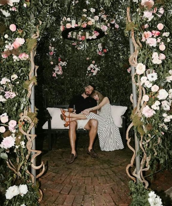 泰莱同款求婚裙秒售罄 粉丝：穿了就能嫁得出？