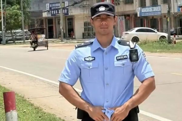 海南帅警跳海救人！湿身照疯传　网歪楼：以后更多人去