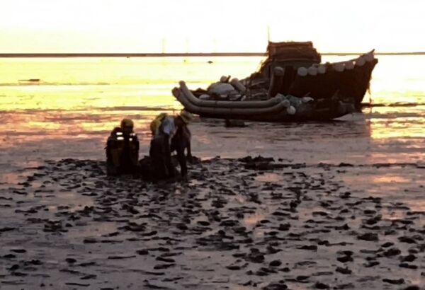 海堤拍夕阳美照惨陷泥滩 男子下半身全埋20分钟